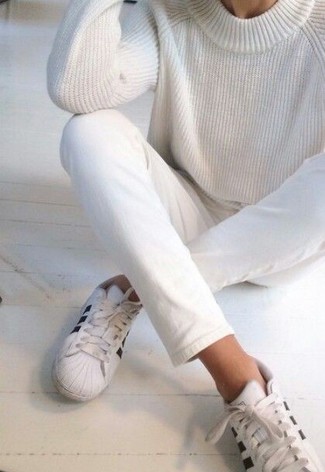 Quale jeans indossare con un maglione girocollo bianco per una donna di 30 anni in modo casual: Abbina un maglione girocollo bianco con jeans per un outfit comodo ma studiato con cura. Sneakers basse in pelle bianche e nere daranno una nuova dimensione a un look altrimenti classico.