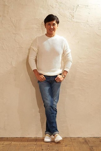 Moda uomo anni 40 quando fa caldo in modo casual: Indossa un maglione girocollo bianco con jeans blu per un look raffinato per il tempo libero. Sneakers senza lacci di tela bianche sono una interessante scelta per completare il look.