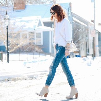 Quale stivaletti indossare con jeans boyfriend blu per una donna di 30 anni: Prova a combinare un maglione girocollo bianco con jeans boyfriend blu per un look comfy-casual. Stivaletti sono una eccellente scelta per completare il look.