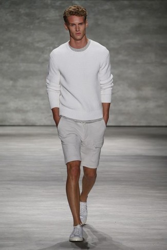 Look alla moda per uomo: Maglione girocollo bianco, Pantaloncini grigi, Sneakers basse bianche