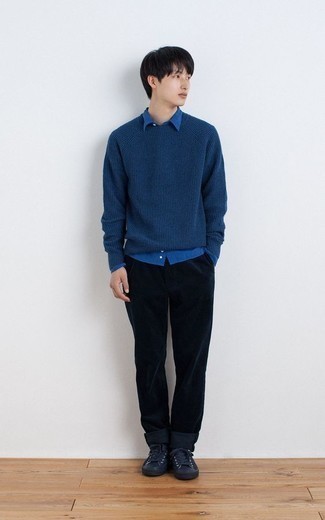 Come indossare e abbinare chino blu per un uomo di 17 anni: Vestiti con un maglione girocollo blu e chino blu per un look semplice, da indossare ogni giorno. Vuoi osare? Completa il tuo look con un paio di sneakers basse di tela blu scuro.