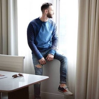 Quale jeans indossare con un maglione girocollo blu scuro per un uomo di 30 anni in autunno 2024 in modo rilassato: Potresti indossare un maglione girocollo blu scuro e jeans per un'atmosfera casual-cool. Se non vuoi essere troppo formale, opta per un paio di scarpe sportive bianche e rosse e blu scuro. Una fantastica idea per essere cool e trendy anche durante la stagione autunnale.
