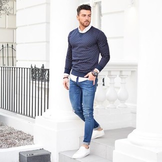 Quale jeans indossare con una camicia a maniche lunghe bianca e blu in modo rilassato: Indossa una camicia a maniche lunghe bianca e blu con jeans per una sensazione di semplicità e spensieratezza. Sneakers basse bianche sono una interessante scelta per completare il look.