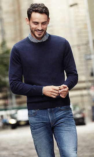 Come indossare e abbinare un maglione girocollo blu con una camicia elegante a quadretti blu in modo smart-casual: Opta per un maglione girocollo blu e una camicia elegante a quadretti blu per un look da sfoggiare sul lavoro.