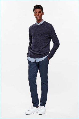 Quale maglione girocollo indossare con chino blu scuro per un uomo di 20 anni: Scegli un maglione girocollo e chino blu scuro per un look semplice, da indossare ogni giorno. Per un look più rilassato, scegli un paio di sneakers basse in pelle bianche come calzature.