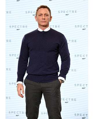 Come indossare e abbinare un maglione girocollo blu per un uomo di 40 anni in modo formale: Combina un maglione girocollo blu con pantaloni eleganti grigio scuro per essere sofisticato e di classe.