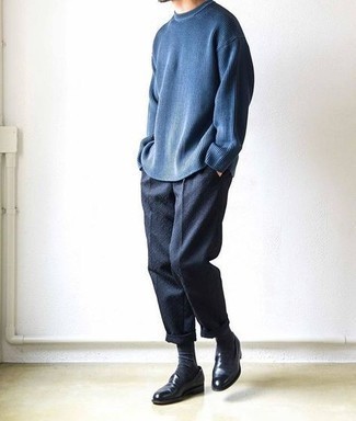 Quale chino indossare con un maglione girocollo blu scuro: Punta su un maglione girocollo blu scuro e chino per un outfit comodo ma studiato con cura. Mettiti un paio di mocassini eleganti in pelle neri per dare un tocco classico al completo.