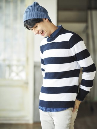 Come indossare e abbinare un maglione girocollo a righe orizzontali blu quando fa caldo: Abbina un maglione girocollo a righe orizzontali blu con jeans bianchi per un look raffinato per il tempo libero.