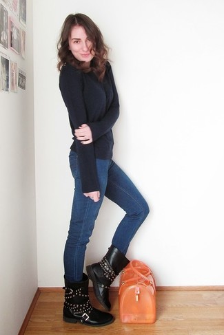 Quale jeans indossare con stivali al polpaccio neri in modo smart-casual: Coniuga un maglione girocollo blu scuro con jeans per un outfit che si fa notare. Mettiti un paio di stivali al polpaccio neri per mettere in mostra il tuo gusto per le scarpe di alta moda.