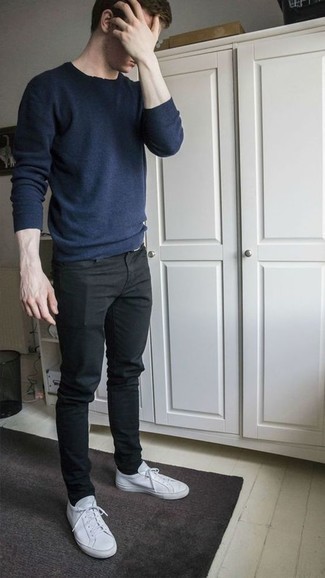 Quale jeans aderenti indossare con un maglione girocollo blu scuro per un uomo di 20 anni in modo casual: Metti un maglione girocollo blu scuro e jeans aderenti per un look raffinato per il tempo libero. Perfeziona questo look con un paio di sneakers basse di tela bianche.