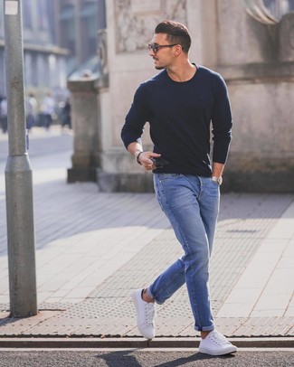 Come indossare e abbinare sneakers basse bianche: Combina un maglione girocollo blu scuro con jeans blu per un outfit comodo ma studiato con cura. Sneakers basse bianche sono una splendida scelta per completare il look.