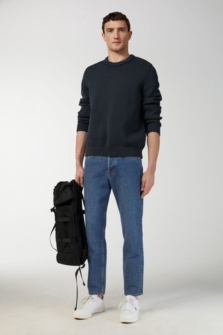 Quale jeans indossare con un maglione girocollo blu scuro in primavera 2024: Combina un maglione girocollo blu scuro con jeans per affrontare con facilità la tua giornata. Completa questo look con un paio di sneakers basse di tela bianche. Una stupenda idea per essere cool e trendy anche in primavera.
