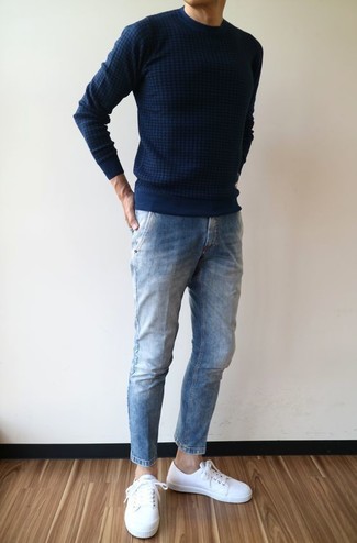 Look alla moda per uomo: Maglione girocollo blu scuro, Jeans blu, Sneakers basse in pelle bianche