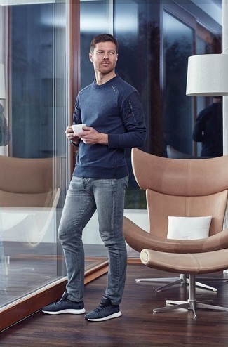 Quale maglione girocollo indossare con scarpe sportive blu scuro: Potresti abbinare un maglione girocollo con jeans grigi per un look semplice, da indossare ogni giorno. Se non vuoi essere troppo formale, prova con un paio di scarpe sportive blu scuro.