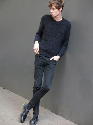 Quale jeans indossare con un maglione girocollo blu scuro: Prova ad abbinare un maglione girocollo blu scuro con jeans per un fantastico look da sfoggiare nel weekend. Sfodera il gusto per le calzature di lusso e indossa un paio di scarpe derby in pelle nere.