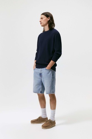 Look alla moda per uomo: Maglione girocollo blu scuro, Pantaloncini di jeans azzurri, Chukka in pelle scamosciata marrone chiaro, Calzini bianchi