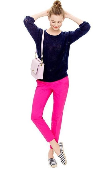 Come indossare e abbinare pantaloni rosa: Combina un maglione girocollo blu scuro con pantaloni rosa per un look trendy e alla mano. Calza un paio di espadrillas a righe orizzontali blu scuro e bianche per dare un tocco classico al completo.