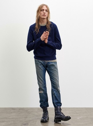 Look alla moda per uomo: Maglione girocollo blu scuro, T-shirt girocollo beige, Jeans strappati blu, Stivali casual in pelle blu scuro