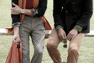 Come indossare e abbinare una sciarpa marrone: Punta su un maglione girocollo bordeaux e una sciarpa marrone per una sensazione di semplicità e spensieratezza.