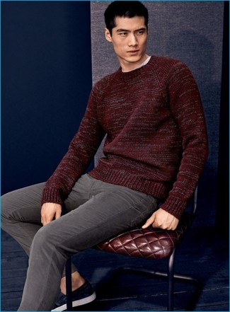 Come indossare e abbinare un maglione rosso in modo casual: Coniuga un maglione rosso con chino grigi per vestirti casual. Perché non aggiungere un paio di sneakers senza lacci blu scuro per un tocco di stile in più?