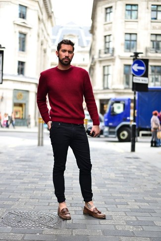 Quale jeans aderenti indossare con un maglione girocollo rosso per un uomo di 30 anni: Combina un maglione girocollo rosso con jeans aderenti per un look raffinato per il tempo libero. Sfodera il gusto per le calzature di lusso e scegli un paio di mocassini con nappine in pelle marroni.