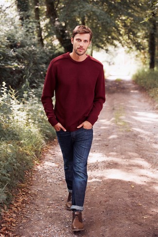 Come indossare e abbinare un maglione girocollo rosso: Mostra il tuo stile in un maglione girocollo rosso con jeans blu scuro per un look spensierato e alla moda. Chukka in pelle marroni sono una validissima scelta per completare il look.