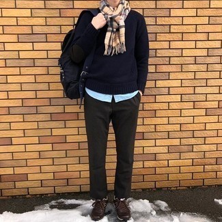 Come indossare e abbinare una sciarpa scozzese marrone chiaro quando fa caldo: Abbina un maglione girocollo blu scuro con una sciarpa scozzese marrone chiaro per un look perfetto per il weekend. Scarpe sportive marrone scuro sono una eccellente scelta per completare il look.