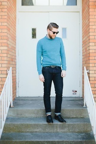 Quale scarpe oxford indossare con un maglione girocollo azzurro: Mostra il tuo stile in un maglione girocollo azzurro con jeans blu scuro per un look semplice, da indossare ogni giorno. Scegli un paio di scarpe oxford come calzature per dare un tocco classico al completo.