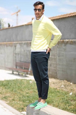 Come indossare e abbinare un maglione girocollo giallo: Per un outfit quotidiano pieno di carattere e personalità, indossa un maglione girocollo giallo e chino blu scuro. Scarpe da barca di tela verde menta sono una buona scelta per completare il look.