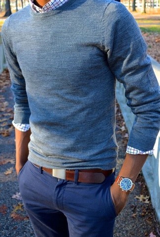 Quale camicia a maniche lunghe indossare con un maglione girocollo blu scuro per un uomo di 30 anni quando fa caldo in modo casual: Scegli un maglione girocollo blu scuro e una camicia a maniche lunghe per un look semplice, da indossare ogni giorno.