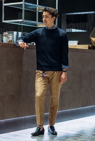 Quale maglione girocollo indossare con chino beige per un uomo di 30 anni: Punta su un maglione girocollo e chino beige per un look semplice, da indossare ogni giorno. Scegli uno stile classico per le calzature e prova con un paio di mocassini eleganti in pelle neri.