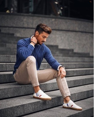 Quale sneakers basse indossare con un maglione girocollo blu scuro e bianco: Per un outfit quotidiano pieno di carattere e personalità, metti un maglione girocollo blu scuro e bianco e chino marrone chiaro. Se non vuoi essere troppo formale, indossa un paio di sneakers basse.