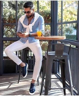 Come indossare e abbinare un orologio blu: Abbina un maglione girocollo bianco con un orologio blu per un look comfy-casual. Scegli uno stile classico per le calzature e indossa un paio di sneakers basse di tela blu scuro.