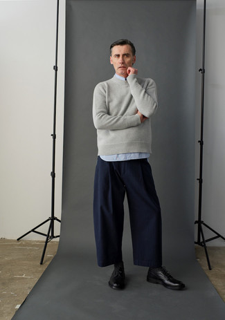 Look alla moda per uomo: Maglione girocollo grigio, Camicia a maniche lunghe a righe verticali azzurra, Chino blu scuro, Scarpe derby in pelle nere