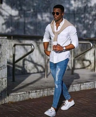 Come indossare e abbinare jeans aderenti strappati blu: Metti un maglione girocollo beige e jeans aderenti strappati blu per un'atmosfera casual-cool. Un bel paio di sneakers basse di tela bianche è un modo semplice di impreziosire il tuo look.