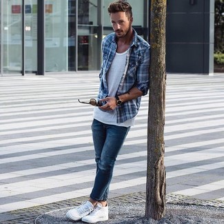 Come indossare e abbinare jeans aderenti strappati blu scuro per un uomo di 30 anni: Potresti abbinare un maglione girocollo bianco con jeans aderenti strappati blu scuro per un'atmosfera casual-cool. Sfodera il gusto per le calzature di lusso e scegli un paio di sneakers basse bianche.
