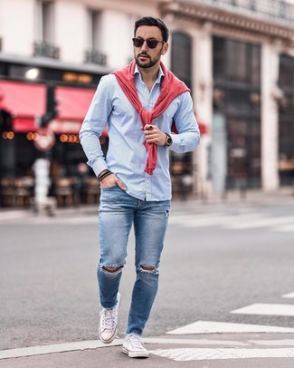 Look alla moda per uomo: Maglione girocollo fucsia, Camicia a maniche lunghe a righe verticali azzurra, Jeans aderenti strappati blu, Sneakers basse di tela bianche