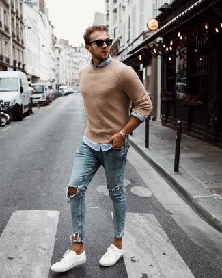 Come indossare e abbinare jeans azzurri per un uomo di 20 anni in modo rilassato: Metti un maglione girocollo marrone chiaro e jeans azzurri per un outfit rilassato ma alla moda. Sneakers basse bianche sono una buona scelta per completare il look.