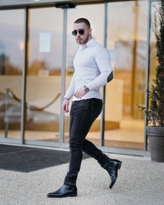 Quale jeans indossare con un maglione girocollo bianco quando fa caldo: Potresti indossare un maglione girocollo bianco e jeans per un fantastico look da sfoggiare nel weekend. Sfodera il gusto per le calzature di lusso e indossa un paio di stivali chelsea in pelle neri.