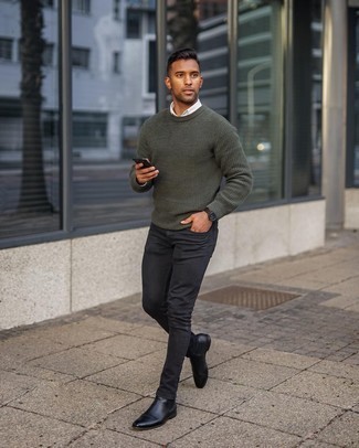 Quale jeans aderenti indossare con stivali chelsea neri in modo smart-casual: Coniuga un maglione girocollo verde scuro con jeans aderenti per un look raffinato per il tempo libero. Sfodera il gusto per le calzature di lusso e prova con un paio di stivali chelsea neri.