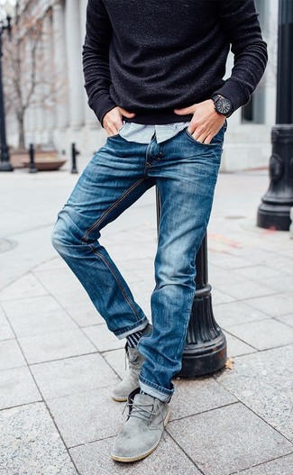 Come indossare e abbinare chukka in pelle scamosciata grigie per un uomo di 30 anni: Metti un maglione girocollo nero e jeans blu per un look trendy e alla mano. Chukka in pelle scamosciata grigie sono una splendida scelta per completare il look.