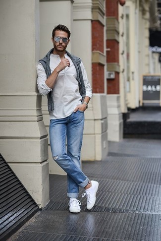 Come indossare e abbinare jeans azzurri con sneakers basse bianche per un uomo di 30 anni: Indossa un maglione girocollo grigio con jeans azzurri per un fantastico look da sfoggiare nel weekend. Sneakers basse bianche sono una buona scelta per completare il look.