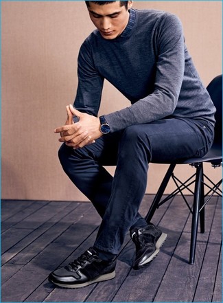 Come indossare e abbinare un maglione girocollo grigio con jeans blu scuro: Opta per un maglione girocollo grigio e jeans blu scuro per un look trendy e alla mano. Sneakers basse nere sono una interessante scelta per completare il look.