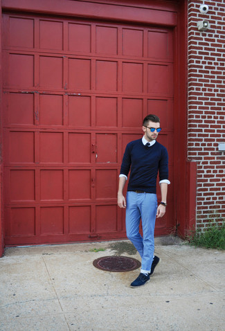 Quale maglione girocollo indossare con jeans azzurri quando fa caldo in modo smart-casual: Coniuga un maglione girocollo con jeans azzurri per un look raffinato per il tempo libero. Prova con un paio di scarpe derby in pelle scamosciata blu scuro per mettere in mostra il tuo gusto per le scarpe di alta moda.