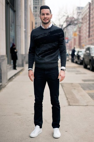 Come indossare e abbinare jeans neri con un orologio nero in primavera 2025: Indossa un maglione girocollo stampato grigio scuro con jeans neri per un outfit comodo ma studiato con cura. Sneakers basse in pelle bianche sono una eccellente scelta per completare il look. È buona scelta per un outfit primaverile!