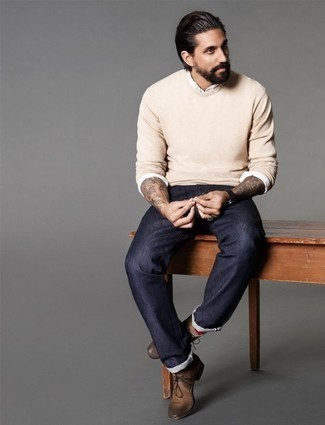 Quale chukka indossare con un maglione girocollo beige: Punta su un maglione girocollo beige e jeans blu scuro per un look spensierato e alla moda. Chukka sono una buona scelta per completare il look.