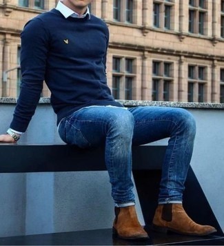 Quale jeans indossare con un maglione girocollo blu scuro per un uomo di 30 anni in primavera 2025: Potresti abbinare un maglione girocollo blu scuro con jeans per un look raffinato per il tempo libero. Aggiungi un paio di stivali chelsea in pelle scamosciata marroni al tuo look per migliorare all'istante il tuo stile. È buona scelta per le temperature primaverili!