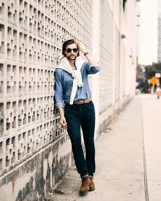 Come indossare e abbinare un maglione girocollo bianco con jeans blu scuro: Coniuga un maglione girocollo bianco con jeans blu scuro per affrontare con facilità la tua giornata. Chukka in pelle scamosciata marroni sono una valida scelta per completare il look.