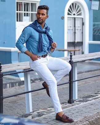 Come indossare e abbinare jeans bianchi: Punta su un maglione girocollo blu scuro e jeans bianchi per un look trendy e alla mano. Ti senti creativo? Completa il tuo outfit con un paio di mocassini con nappine in pelle marrone scuro.