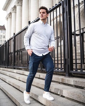 Come indossare e abbinare un maglione girocollo grigio: Vestiti con un maglione girocollo grigio e pantaloni cargo blu scuro per affrontare con facilità la tua giornata. Sneakers basse di tela bianche sono una buona scelta per completare il look.